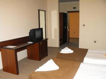 Фото номера Полулюкс (для 3 взрослых) Отель Hotel Park г. Карнобат 2